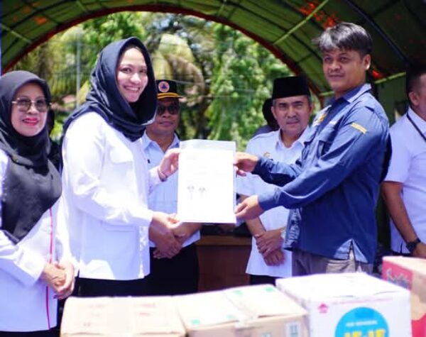 Bupati Dharmasraya Terima Bantuan CSR untuk Korban Banjir dari Sejumlah Perusahaan