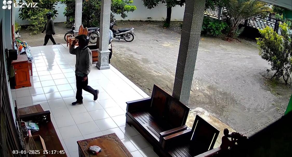 Tangkapan layar CCTV, nampak 3 pengemis saat masuk ke rumah warga di Desa Ngarjo, Kecamatan Mojoanyar, Kabupaten Mojokerto, Senin (3/3/2025) kemarin (Redaksi / Kabarterdepan.com) 