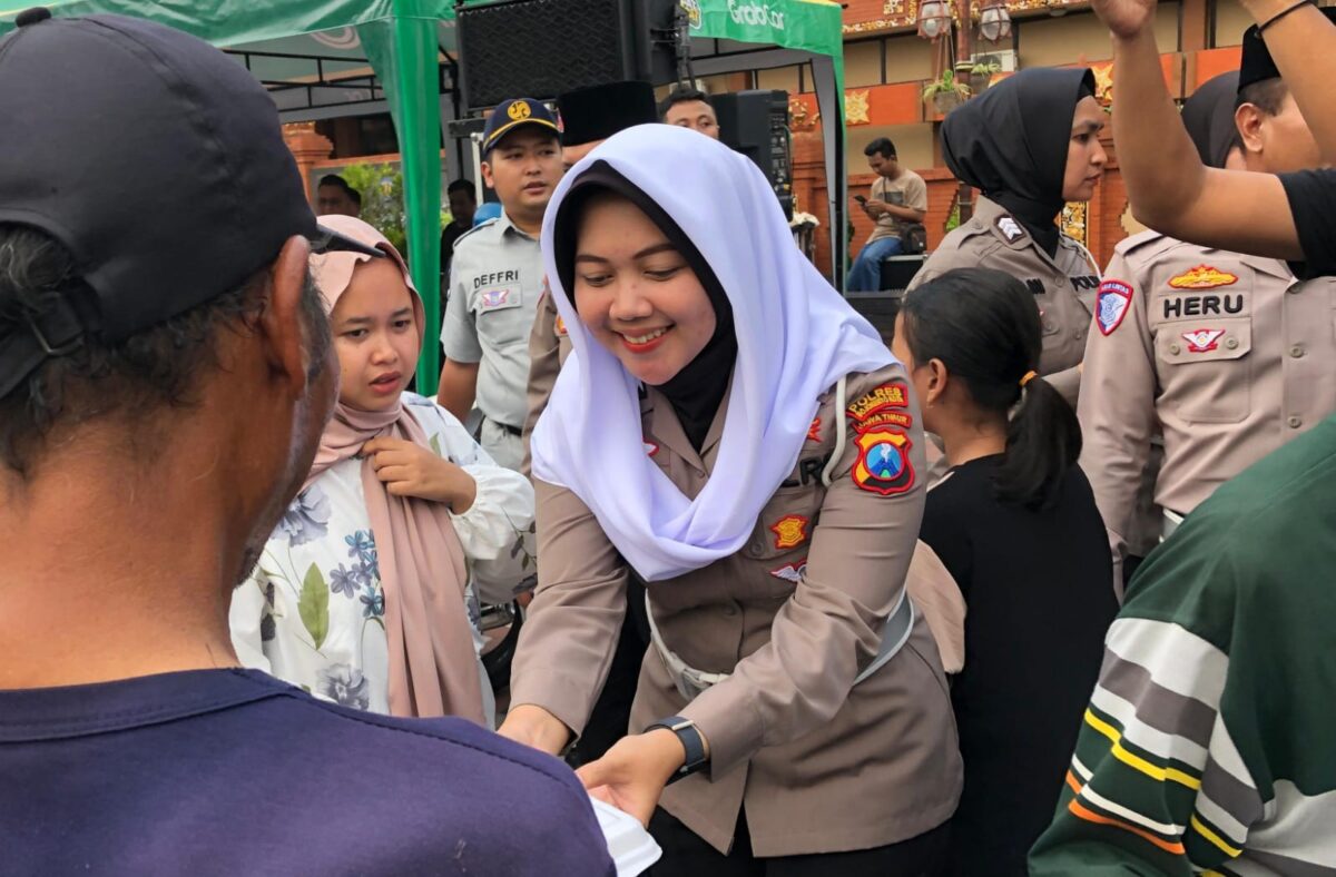 Polisi saat membagikan takjil ke pengguna jalan yang melintas di depan Balai Kota, Jalan Raya Gajah Mada, Kecamatan Magersari, Kota Mojokerto (Redaksi / Kabarterdepan.com)