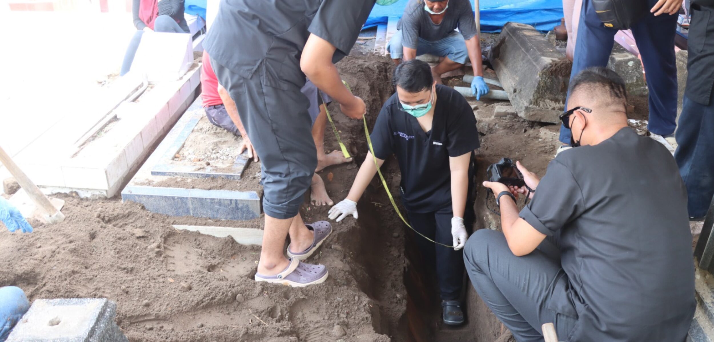 Polisi Bongkar Satu Makam Korban Miras Oplosan di Bantul untuk Pastikan Penyebab Kematian