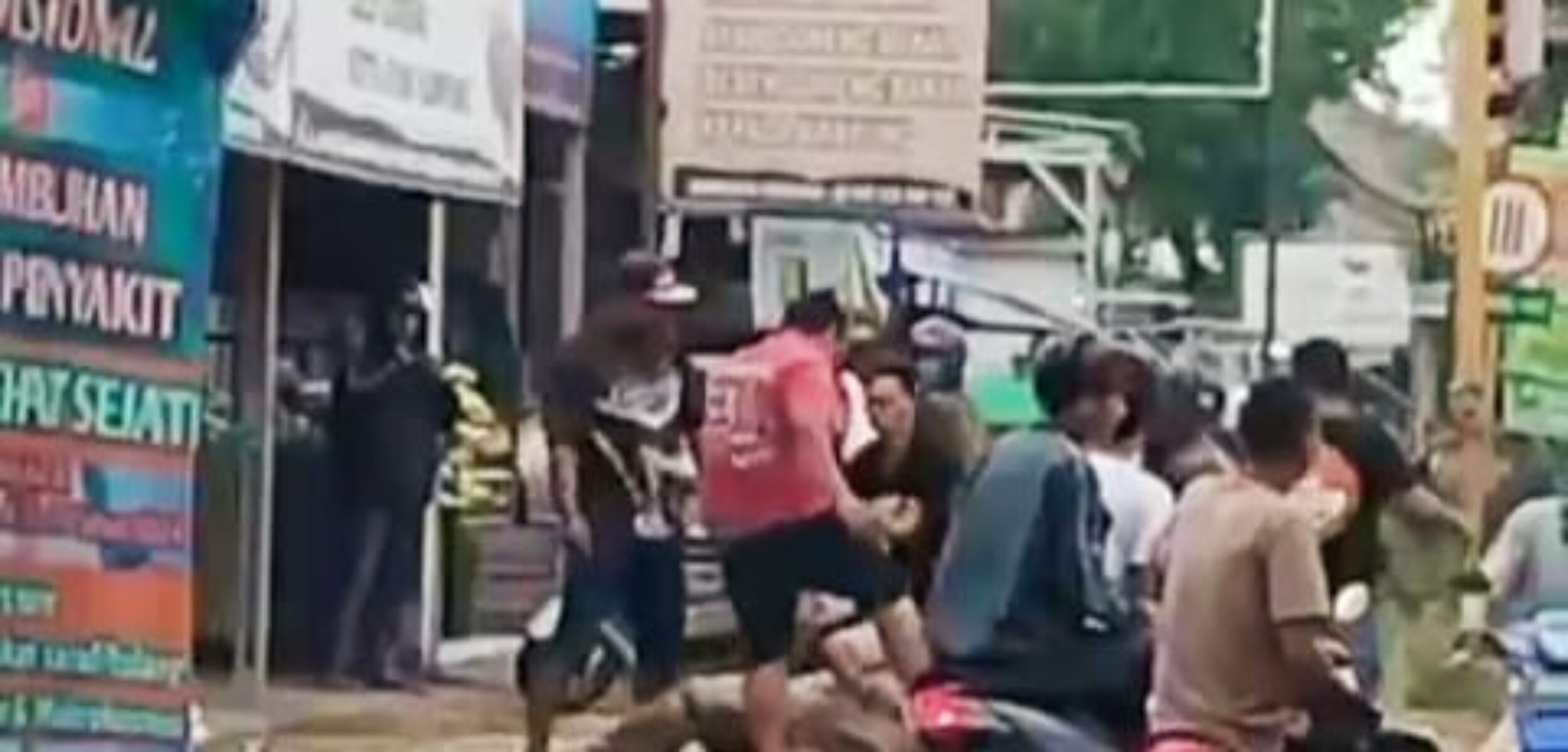 Video Viral! Dua Orang Debt Collector Dihajar Massa di Grobogan Gegara Tarik Unit Motor