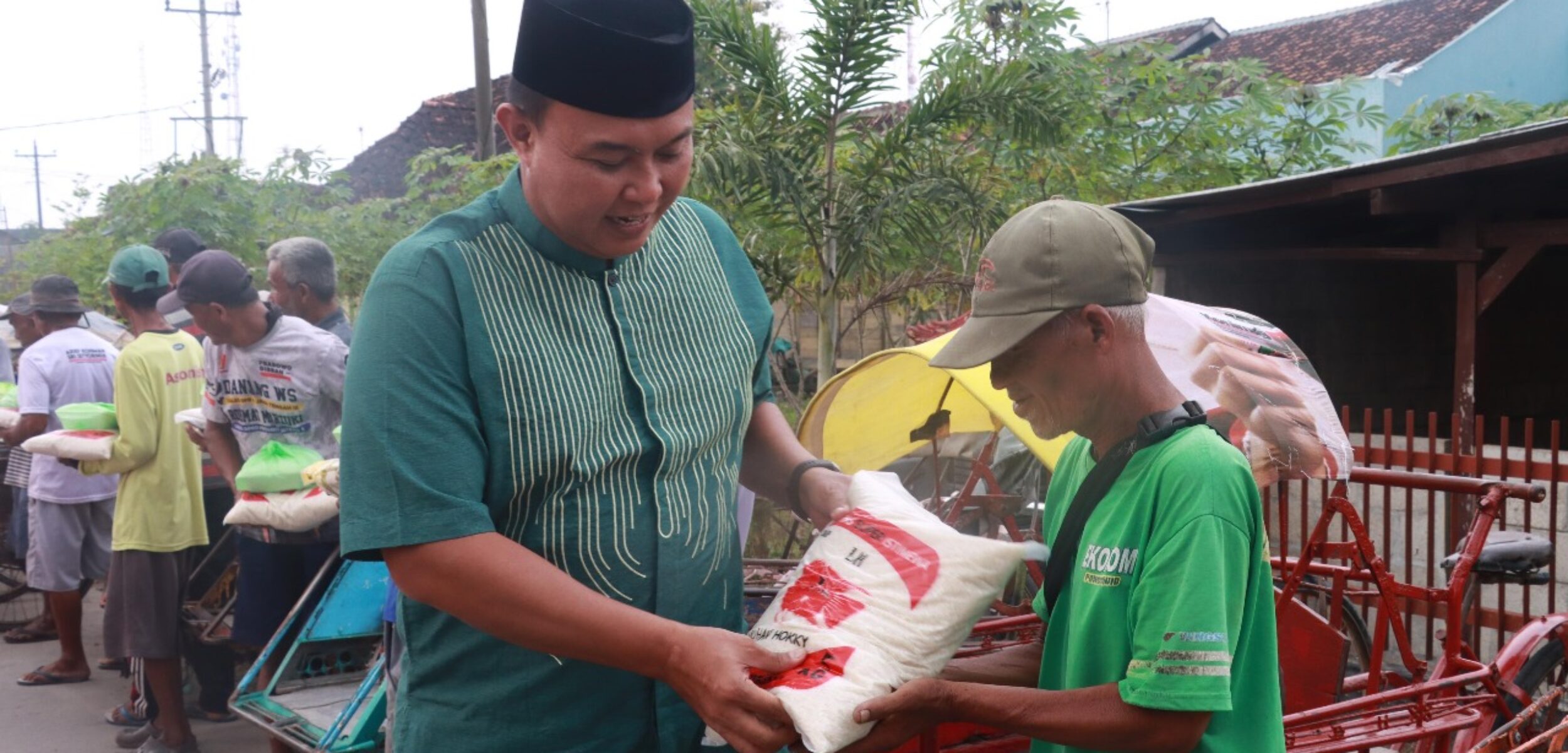 Safari Ramadan, Polres Blora Bagikan 100 Karung Beras kepada Tukang Becak