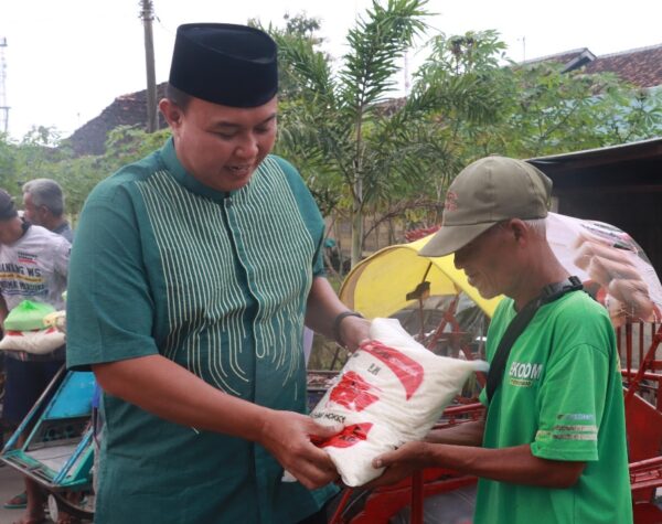 Safari Ramadan, Polres Blora Bagikan 100 Karung Beras kepada Tukang Becak