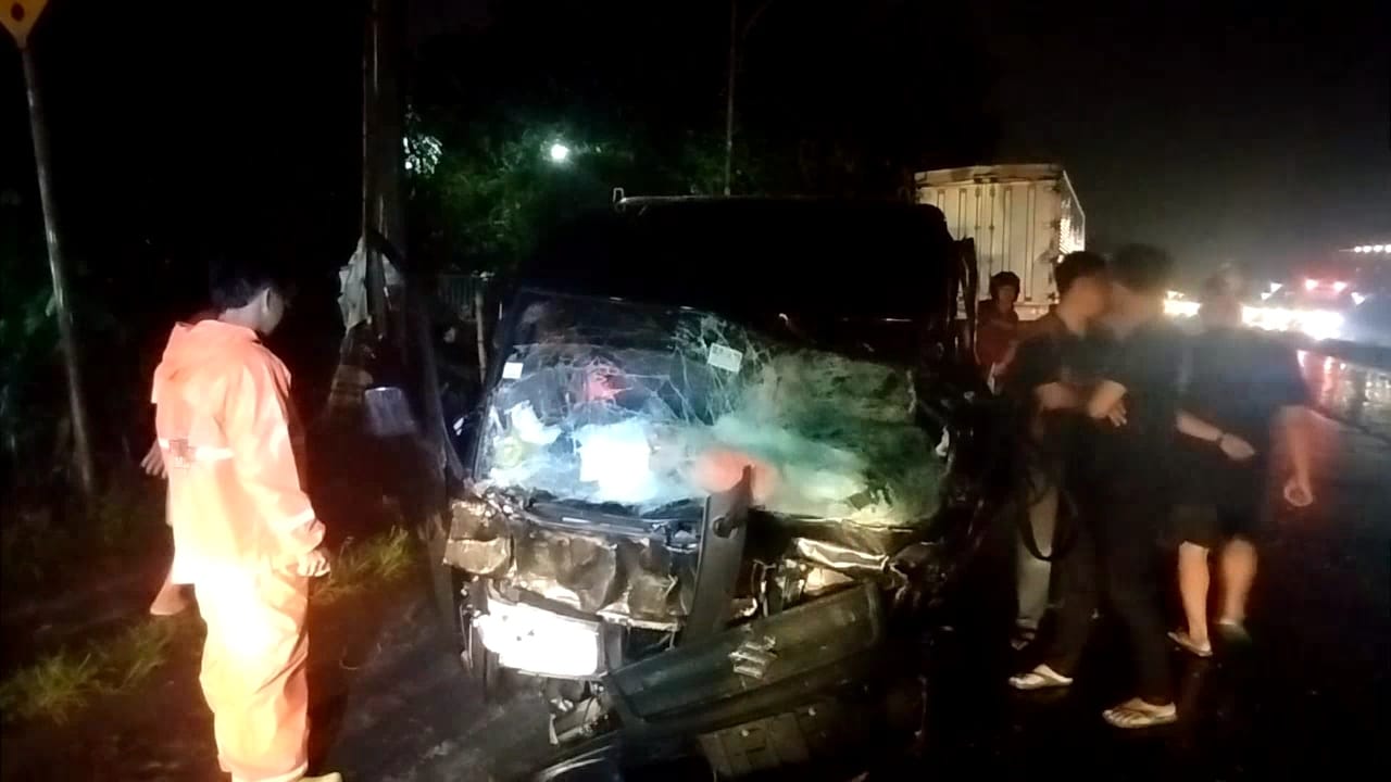 Pikap yang menabrak pembatas jalan di Bypass Mojokerto, Kamis (6/3/2025) malam (Redaksi / Kabarterdepan.com)