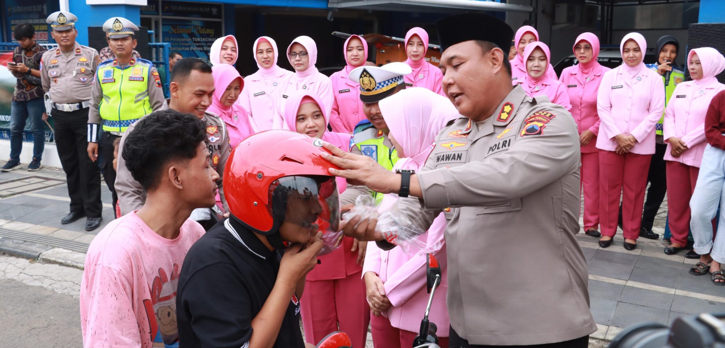 Tak Hanya Takjil, Polisi di Blora Bagikan 50 Helm Gratis