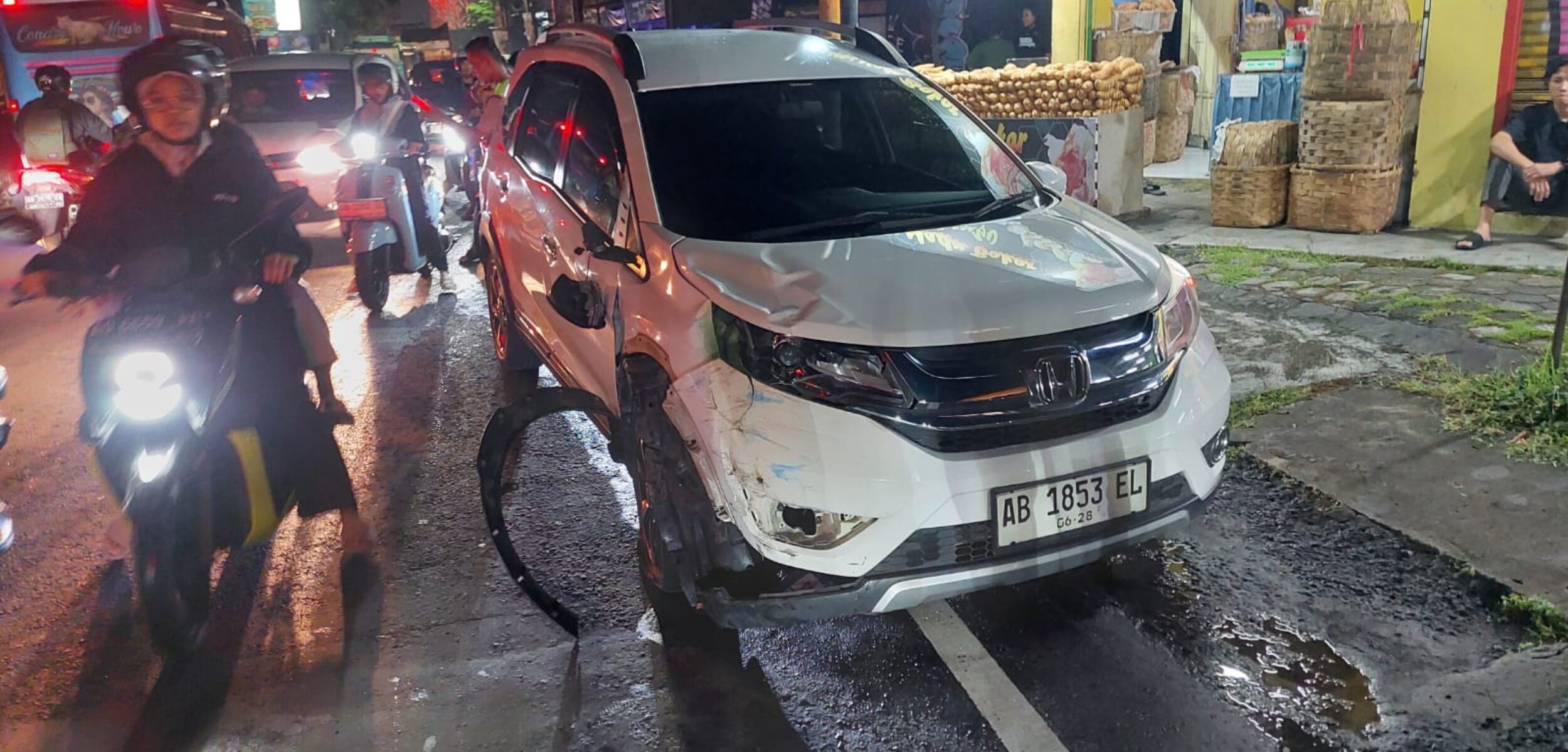 Pemotor di Bantul Patah Kaki Usai Ditabrak Mobil Honda BR-V