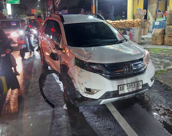 Pemotor di Bantul Patah Kaki Usai Ditabrak Mobil Honda BR-V