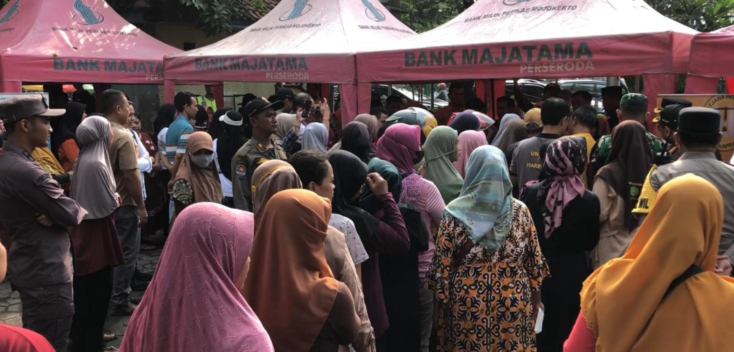 Emak-emak memadati Operasi Pasar Pemkab Mojokerto di Pasar Raya, Kecamatan Mojosari, Kabupaten Mojokerto, Jumat (7/3/2025) pagi (Redaksi / Kabarterdepan.com) 