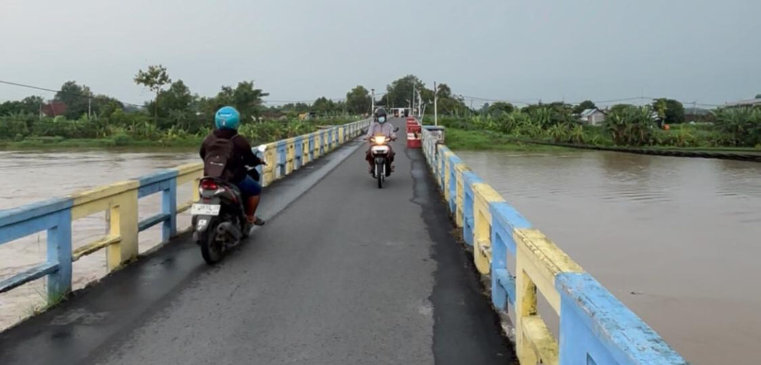 Pengendara yang melintas di atas Jembatan Pagerluyung, Sabtu (8/3/2025) pagi (Redaksi / Kabarterdepan.com) 