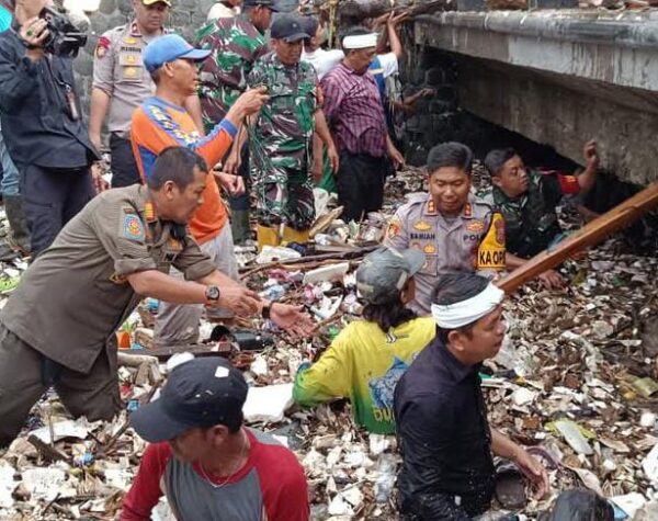 Pasca Banjir, Dedi Mulyadi Terjun Langsung Bersihkan Sampah di Sungai Cipalabuhan Sukabumi