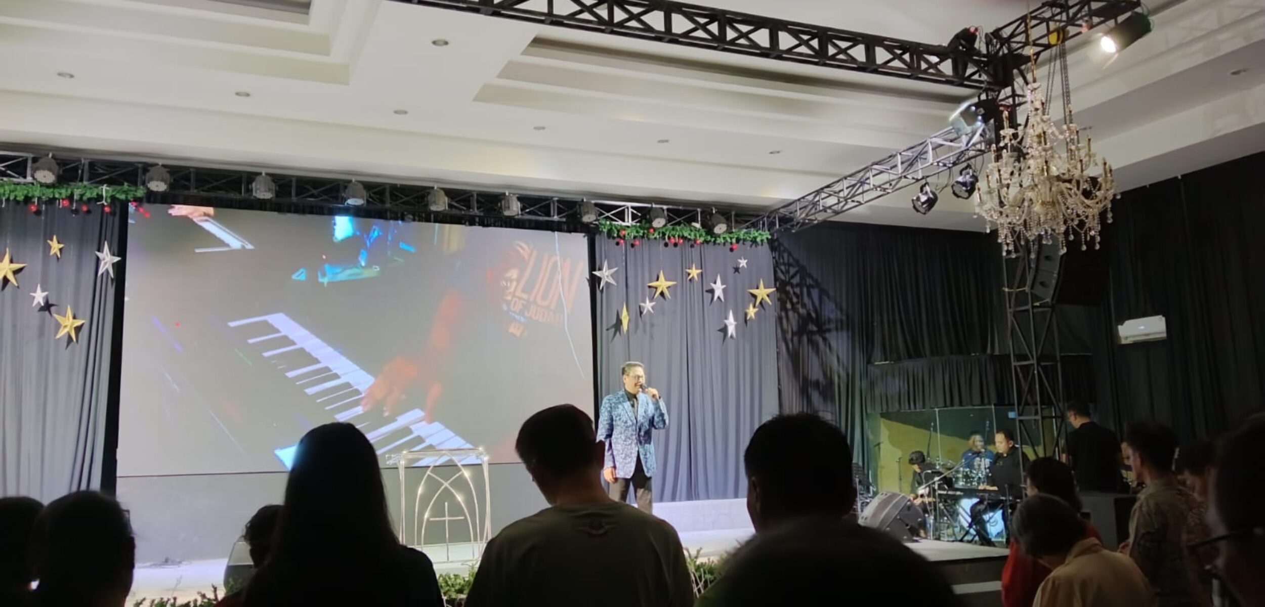 Penulis lagu dan penyanyi lagu rohani Jeffry S Tjandra saat sharing dalam Worship Night di GBT Lion of Judah Mojokerto, Sabtu (8/3/2025) malam (Innka / Kabarterdepan.com)