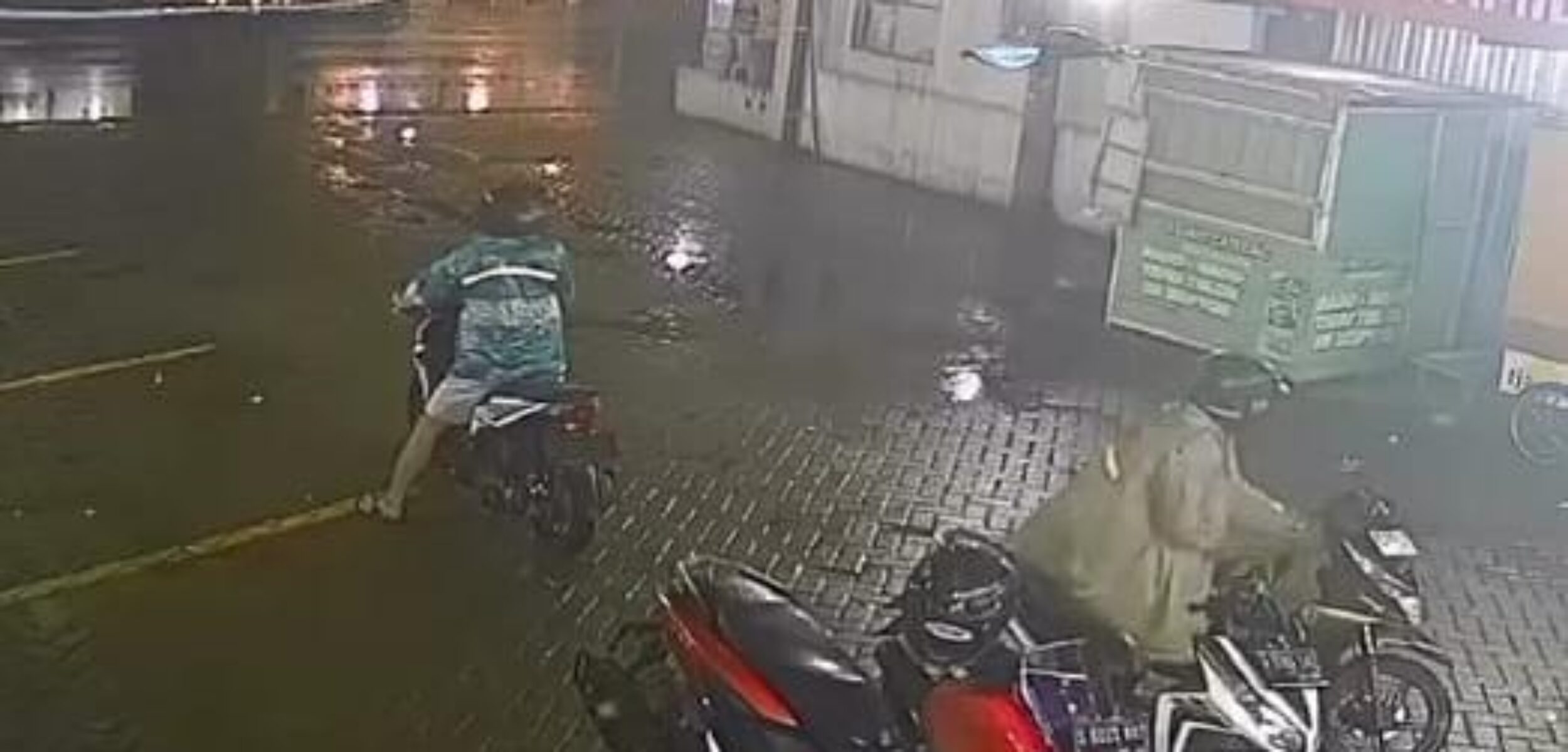 Tangkapan layar CCTV milik minimarket yang memperlihatkan korban terjatuh saat mempertahankan motornya, Sabtu (10/3/2025) lalu (Redaksi / Kabarterdepan.com) 