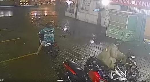 Tangkapan layar CCTV milik minimarket yang memperlihatkan korban terjatuh saat mempertahankan motornya, Sabtu (10/3/2025) lalu (Redaksi / Kabarterdepan.com) 
