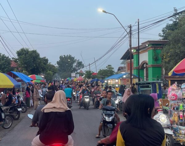 Antusiasme Warga Berburu Takjil di Hari Pertama Ramadan