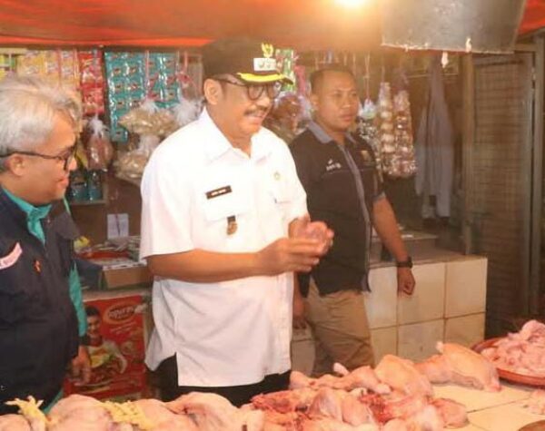 Pastikan Harga dan Stok Pangan, Bupati Sukabumi Laksanakan Monitoring ke Pasar Cisaat