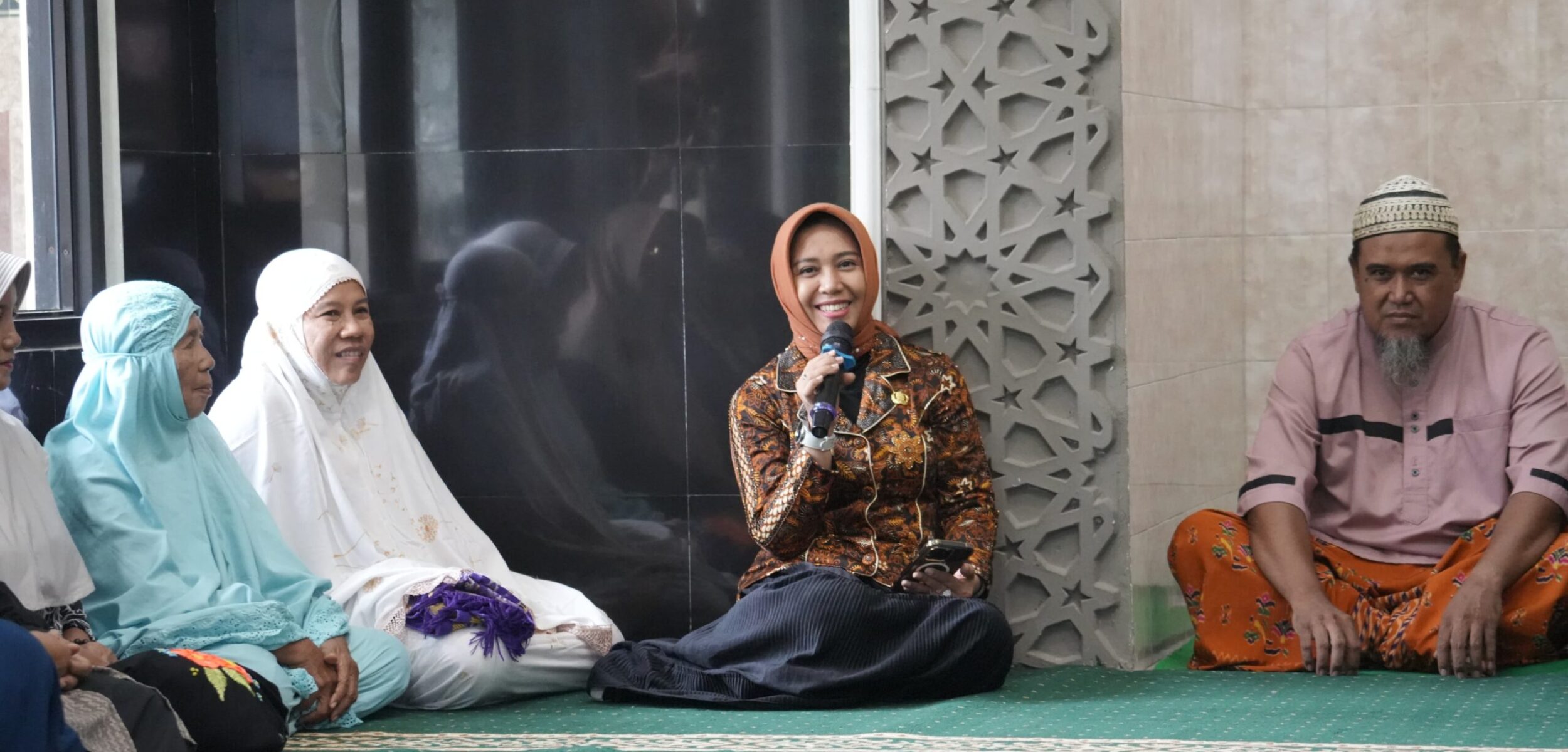 Lewat “Curhat Ning Ita”, Wali Kota Mojokerto Terima Pengaduan Langsung ke HP Pribadi