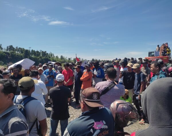 Ratusan Warga Demo, Tuntut Penutupan Tambang Pasir di Kali Putih Blitar