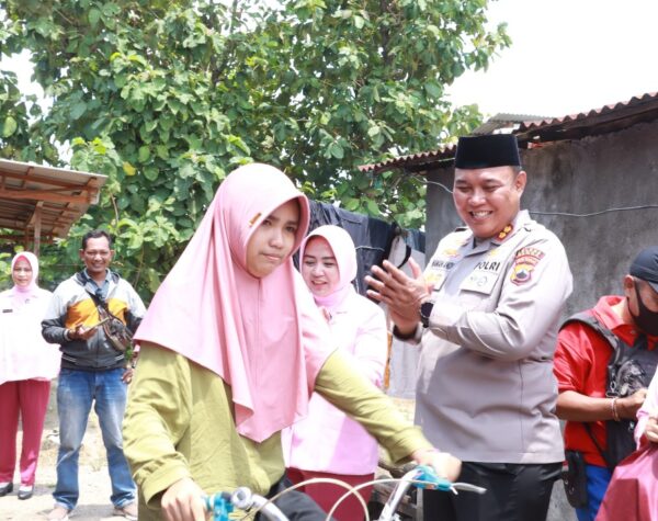 Tempuh Jarak 5 Kilometer, Siswi Berkebutuhan Khusus di Blora Dapat Hadiah Sepeda Dari Polisi