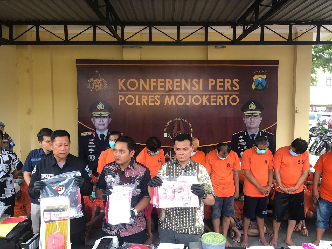 Konferensi pers ungkap kasus uang palsu di Mapolres Mojokerto (Redaksi / Kabarterdepan.com) 