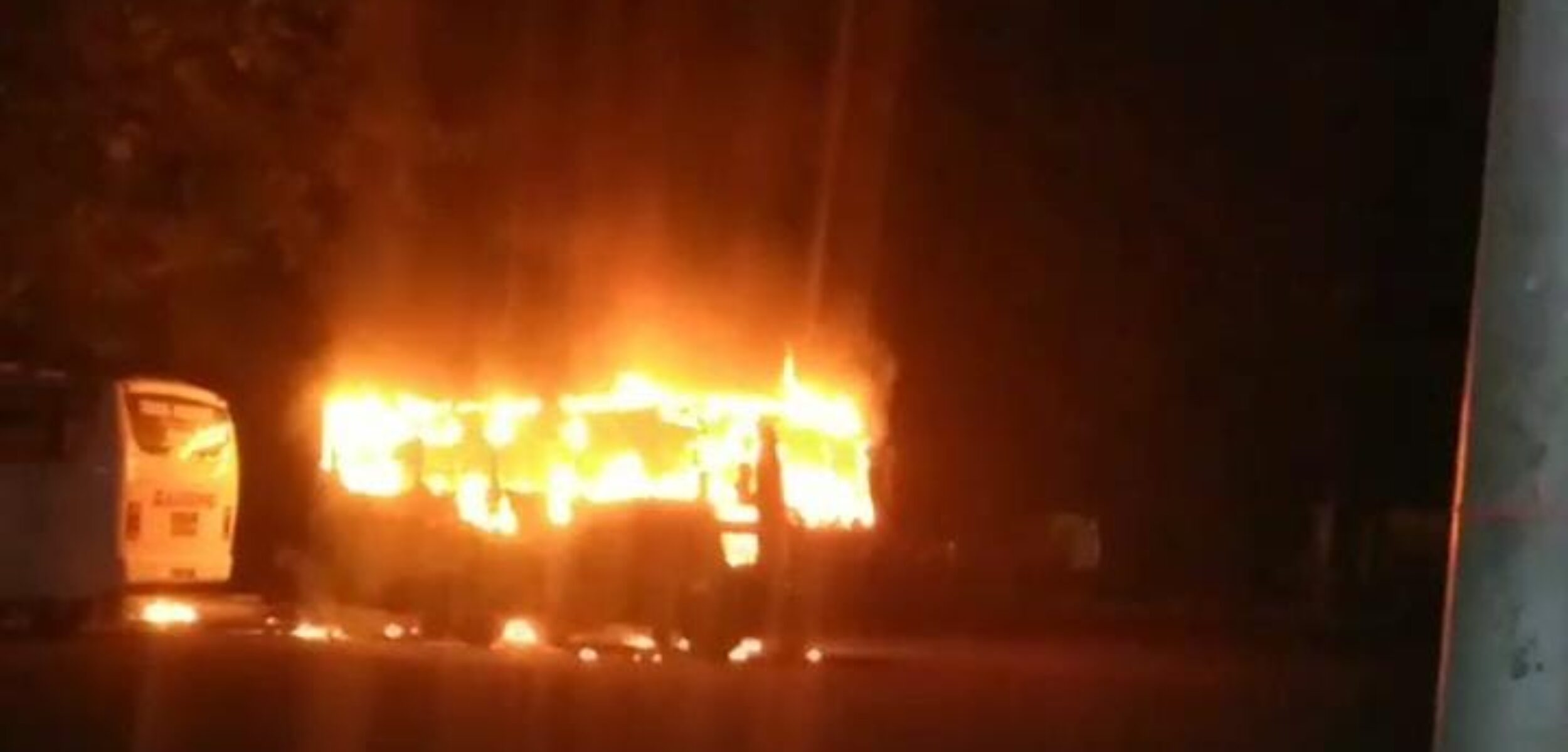 Saat Diparkir di Terminal Mojokerto, Bus ini Tiba-tiba Terbakar