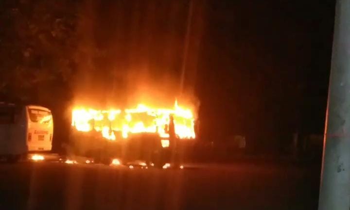 Kondisi bus saat terbakar terparkir di Terminal Kertajaya, Mojokerto, Minggu (16/3/2024) pagi sekitar pukul 04.00 WIB (Redaksi / Kabarterdepan.com) 