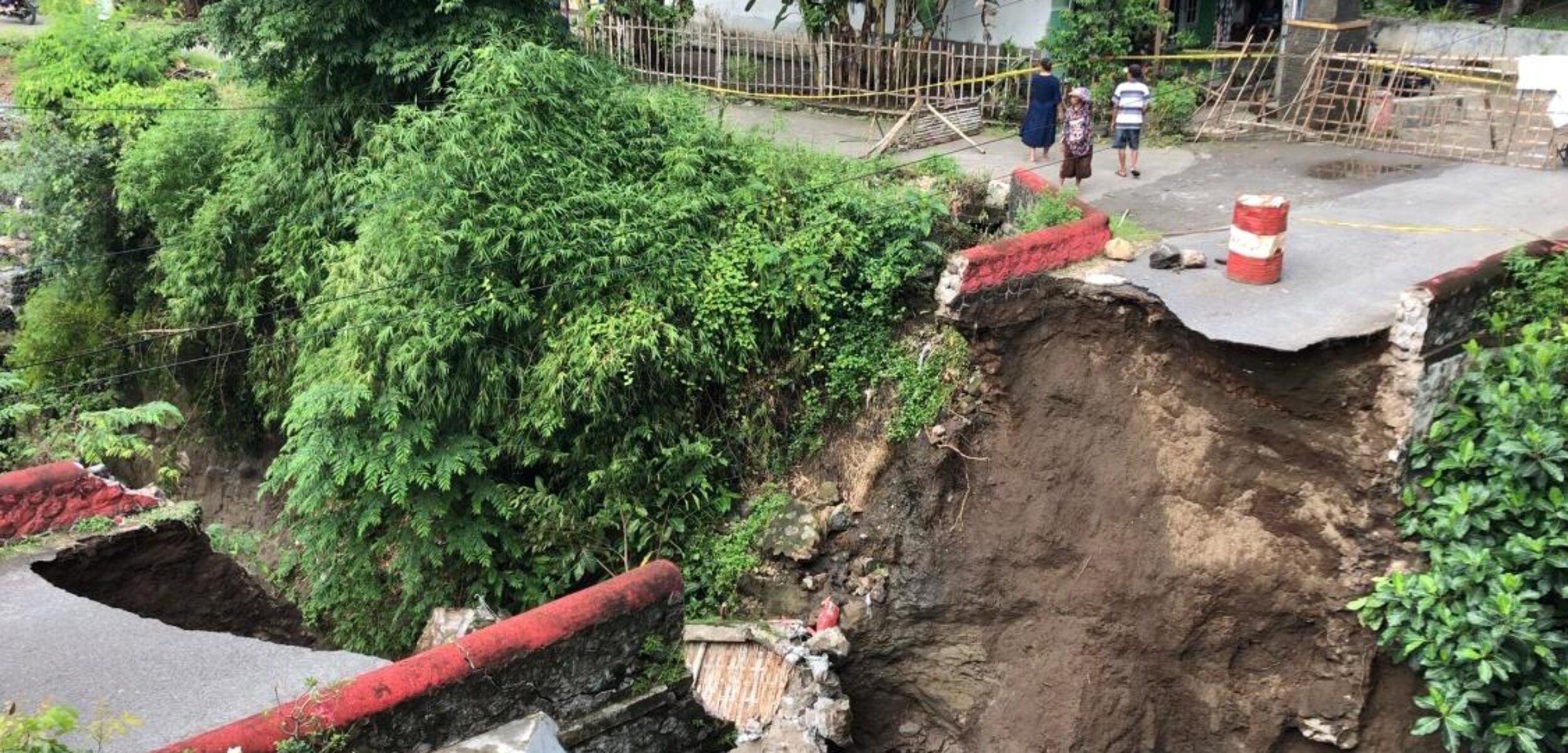 Tergerus Air Hujan, Jembatan di Kutorejo Ambruk