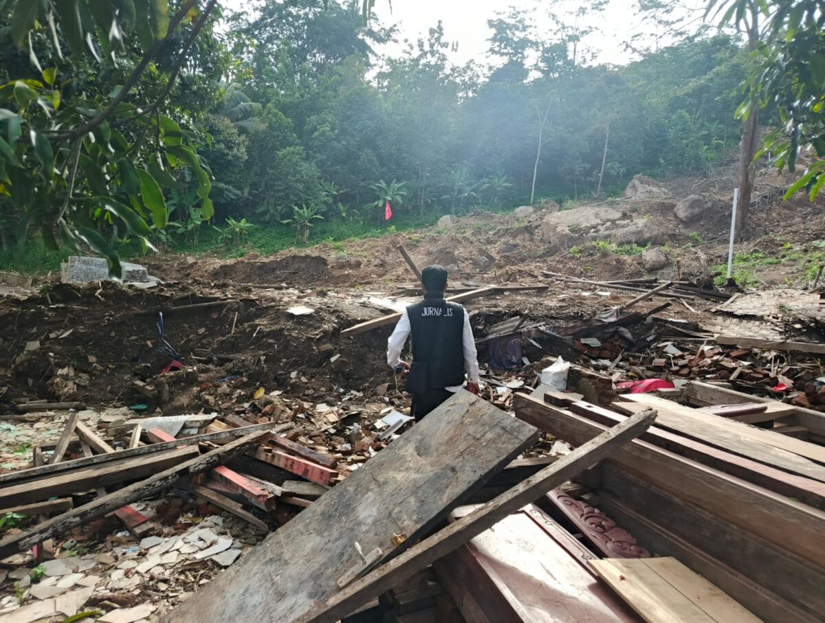 Reruntuhan rumah warga desa Loji. (M Idris Ardiansyah/kabarterdepan.com)