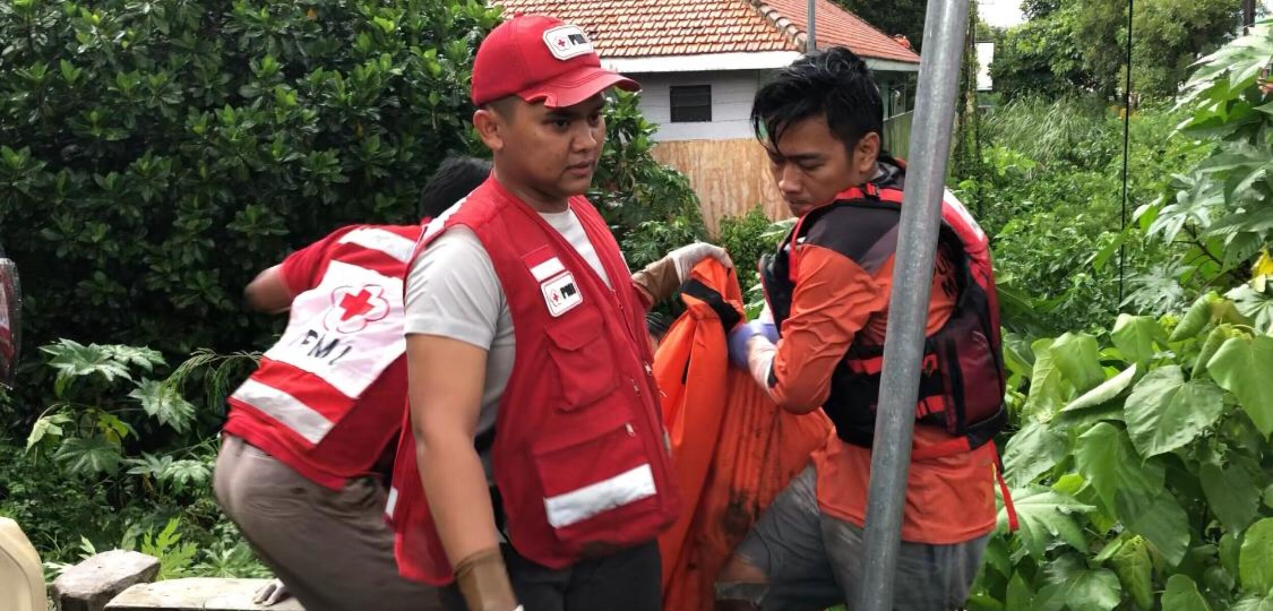 Relawan mengevakuasi jenazah korban dari dasar sungai, Selasa (18/3/2025) sore sekitar pukul 16.30 WIH (Redaksi / Kabarterdepan.com) 