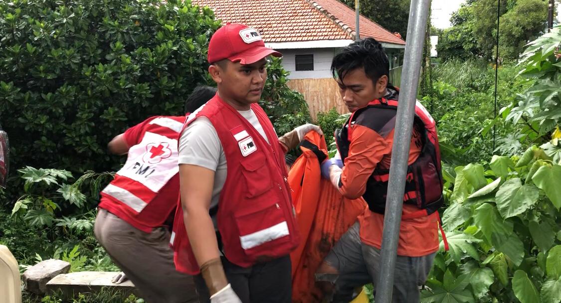 Relawan mengevakuasi jenazah korban dari dasar sungai, Selasa (18/3/2025) sore sekitar pukul 16.30 WIH (Redaksi / Kabarterdepan.com) 