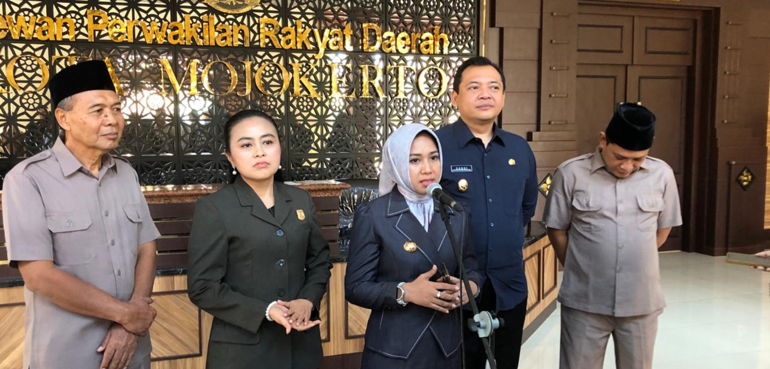 Wali Kota Mojokerto, Ika Puspitasari saat menggelar konferensi pers terkait pencairan gaji ke 13 di gedung DPRD Kota Mojokerto, Selasa (18/3/2025) (Redaksi / Kabarterdepan.com) 