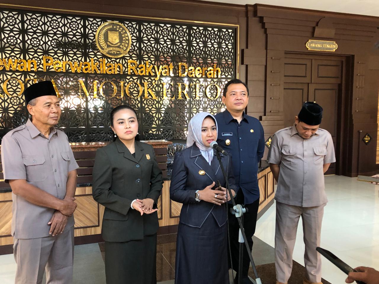 Wali Kota Mojokerto, Ika Puspitasari saat menggelar konferensi pers terkait pencairan gaji ke 13 di gedung DPRD Kota Mojokerto, Selasa (18/3/2025) (Redaksi / Kabarterdepan.com) 