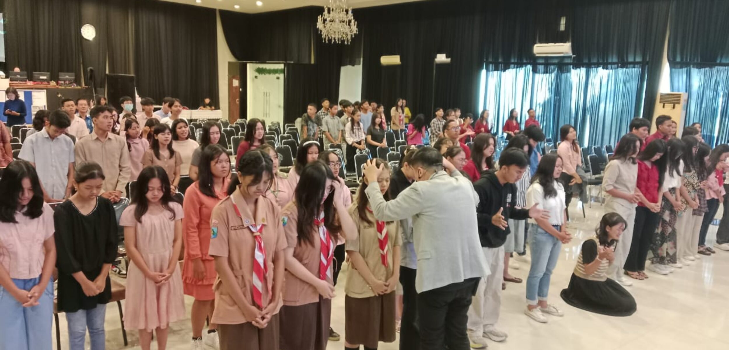 Ibadah dan Temu Pelajar Kristen Se-Mojokerto, Ps Stefanus Gunawan mendoakan siswa-siswi SMP, SMK dan SMA, Sabtu (15/3/2025) (Redaksi / Kabarterdepan.com)