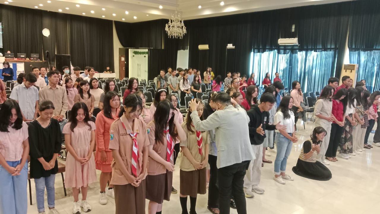 Ibadah dan Temu Pelajar Kristen Se-Mojokerto, Ps Stefanus Gunawan mendoakan siswa-siswi SMP, SMK dan SMA, Sabtu (15/3/2025) (Redaksi / Kabarterdepan.com) 