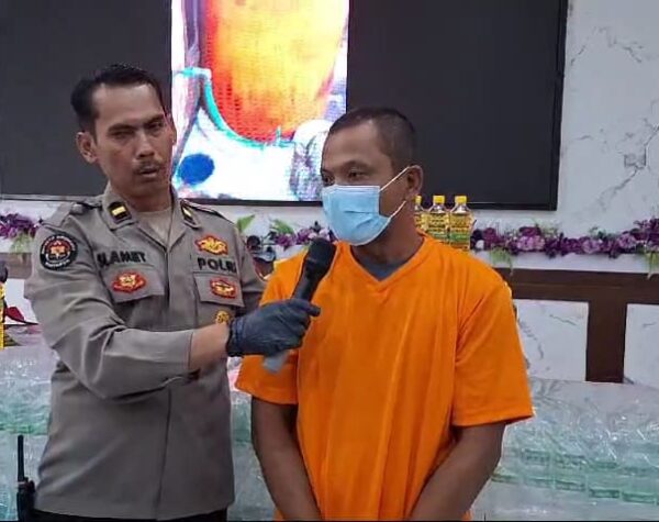 Produksi Minyak Curah Kemasan Tanpa Izin Edar dan SNI, Pria di Mojokerto Diamankan Polisi