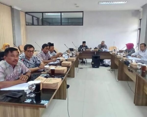 DPRD Kabupaten Blitar Gelar Rapat Pansus LKPJ Bupati 2024 Bersama Akademis