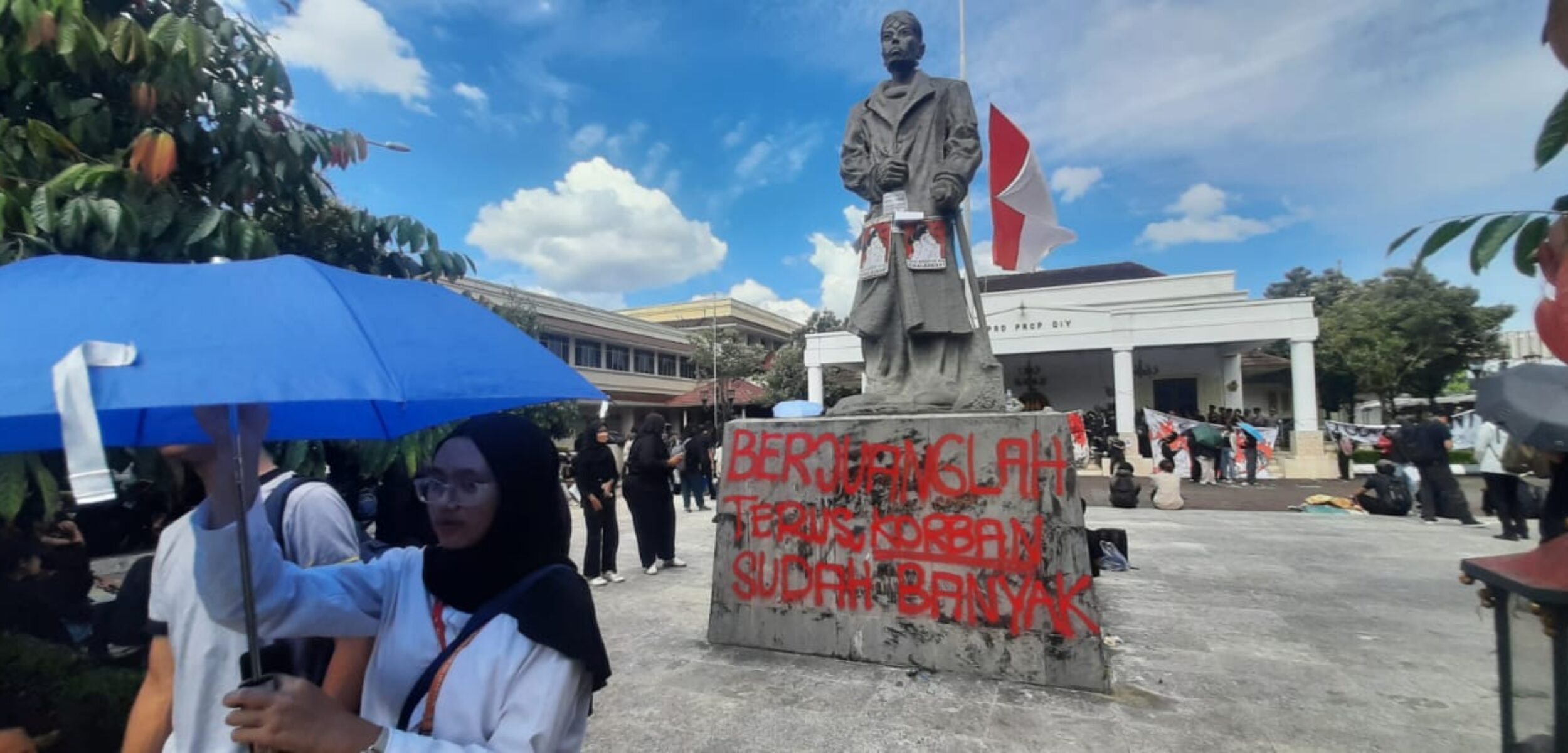 Massa Aliansi Jogja Memanggil Geruduk DPRD DIY, Minta UU TNI Dibatalkan Hingga Pemakzulan