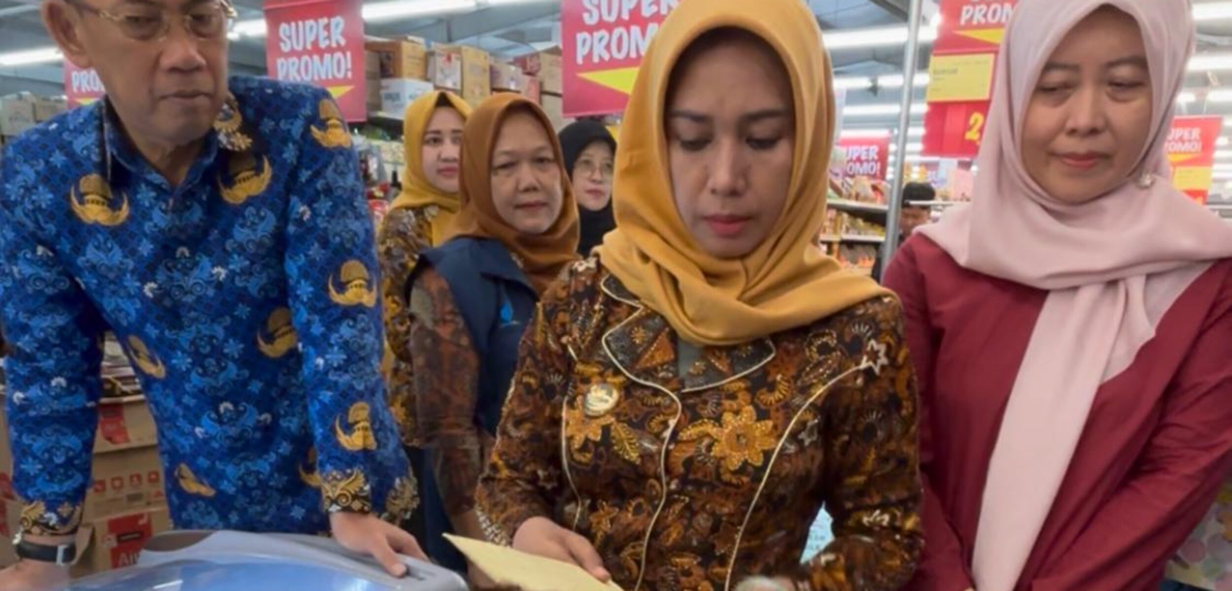 Wali Kota Mojokerto, Ning Ita didampingi Sekda Gaguk Tri Prasetyo dan Kadinkes dr Farida Mariana sidak swalayan, Kamis (20/3/2025) pagi (Redaksi / Kabarterdepan.com) 