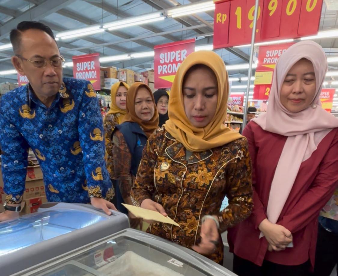 Wali Kota Mojokerto, Ning Ita didampingi Sekda Gaguk Tri Prasetyo dan Kadinkes dr Farida Mariana sidak swalayan, Kamis (20/3/2025) pagi (Redaksi / Kabarterdepan.com) 