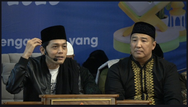 Gus Iqdam saat memberikan tausiahnya didampingi Ketua HDCI Jatim yang juga Ketua PBSI Jatim, Tonny Wahyudi sebagai penyelenggara baksos tahunan di Desa Banjar Tengah, Kecamatan Dau, Kabupaten Malang, Jumat (21/3/2025) sore (Redaksi / Kabarterdepan.com)