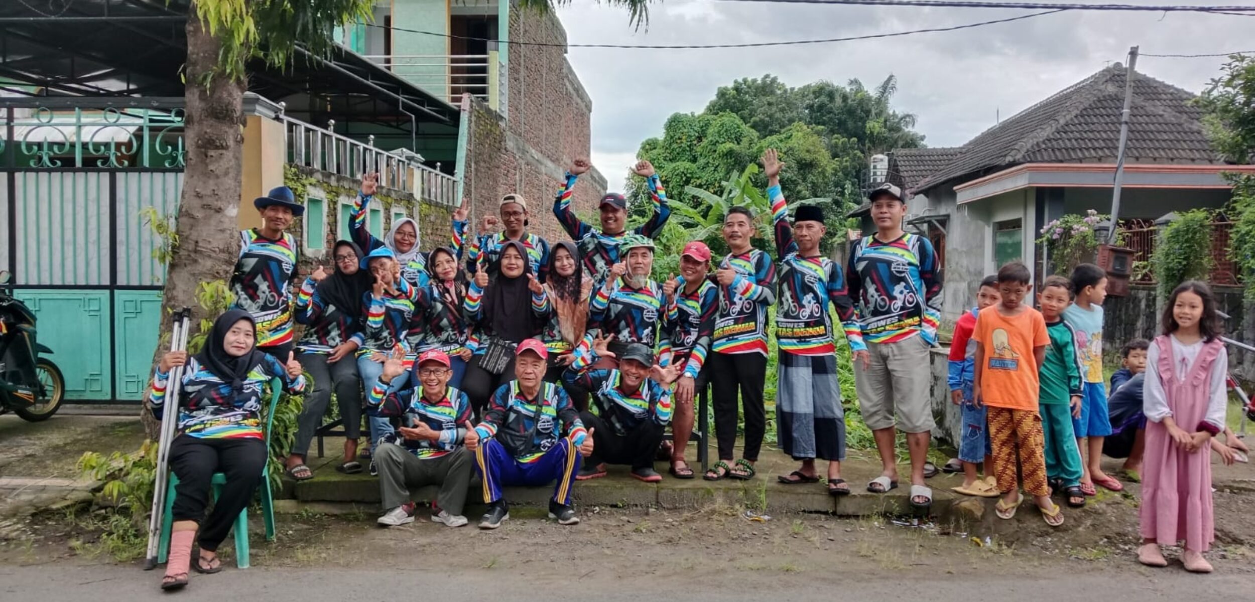 Komunitas Gowes Lintas Benua Berbagi 500 Takjil di Mojokerto, Warga Antusias