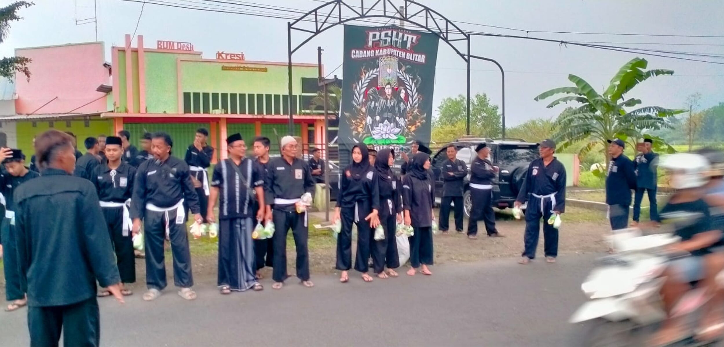 PSHT Kanigoro Blitar Bagikan Takjil kepada Pengendara yang Lewat di Depan Bumdes Karangsono