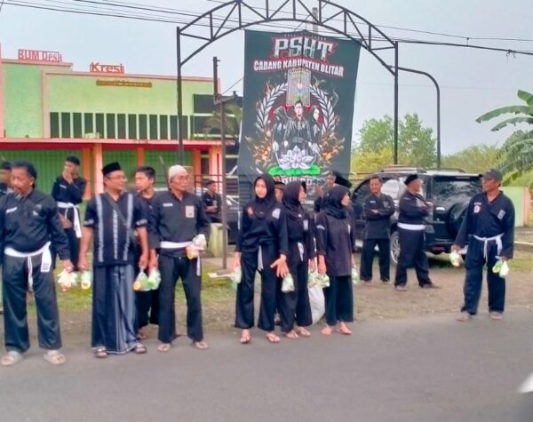 PSHT Kanigoro Blitar Bagikan Takjil kepada Pengendara yang Lewat di Depan Bumdes Karangsono