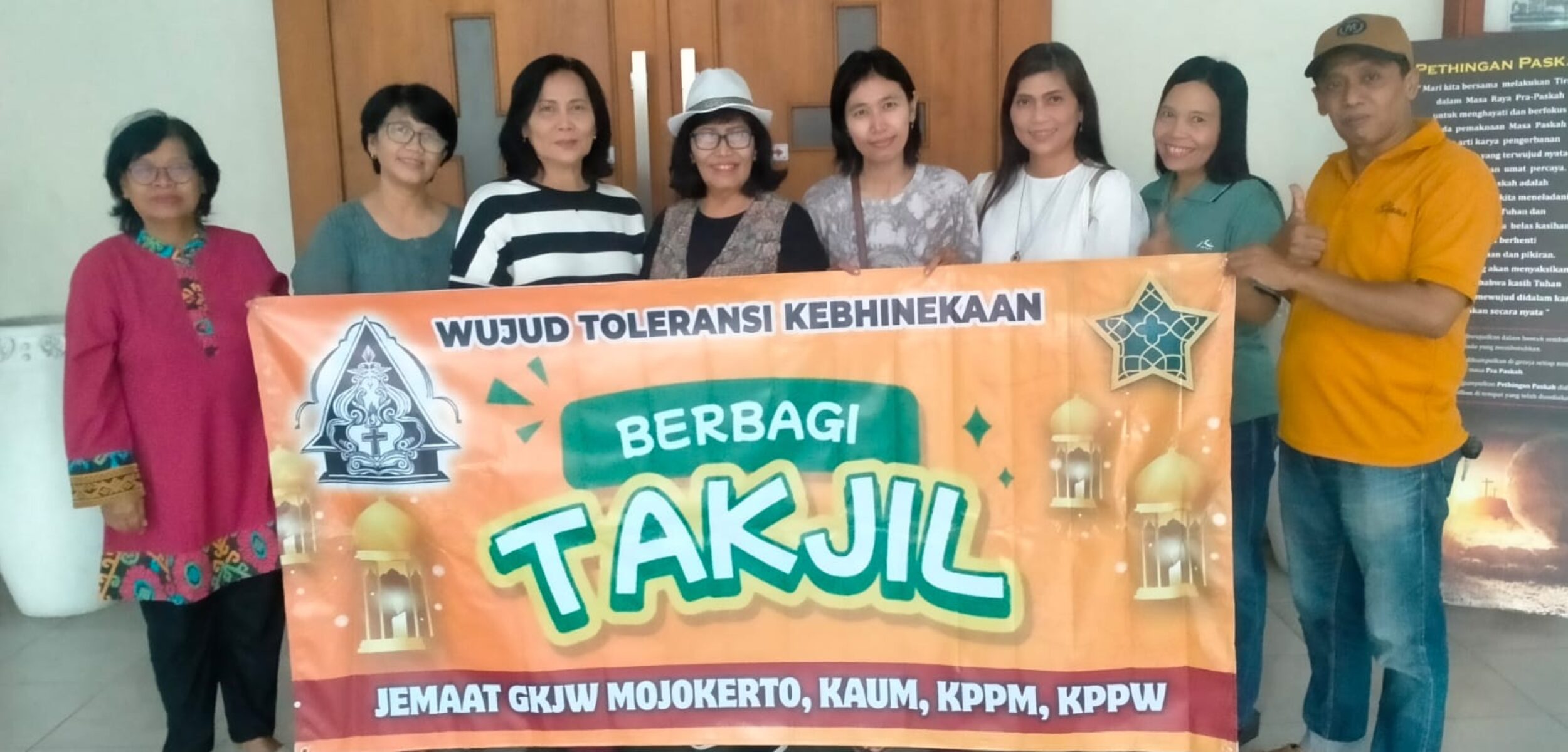 Wujud Toleransi Kebhinekaan, GKJW Jemaat Mojokerto, KAUM, KPPM dan KPPW Berbagi Takkil