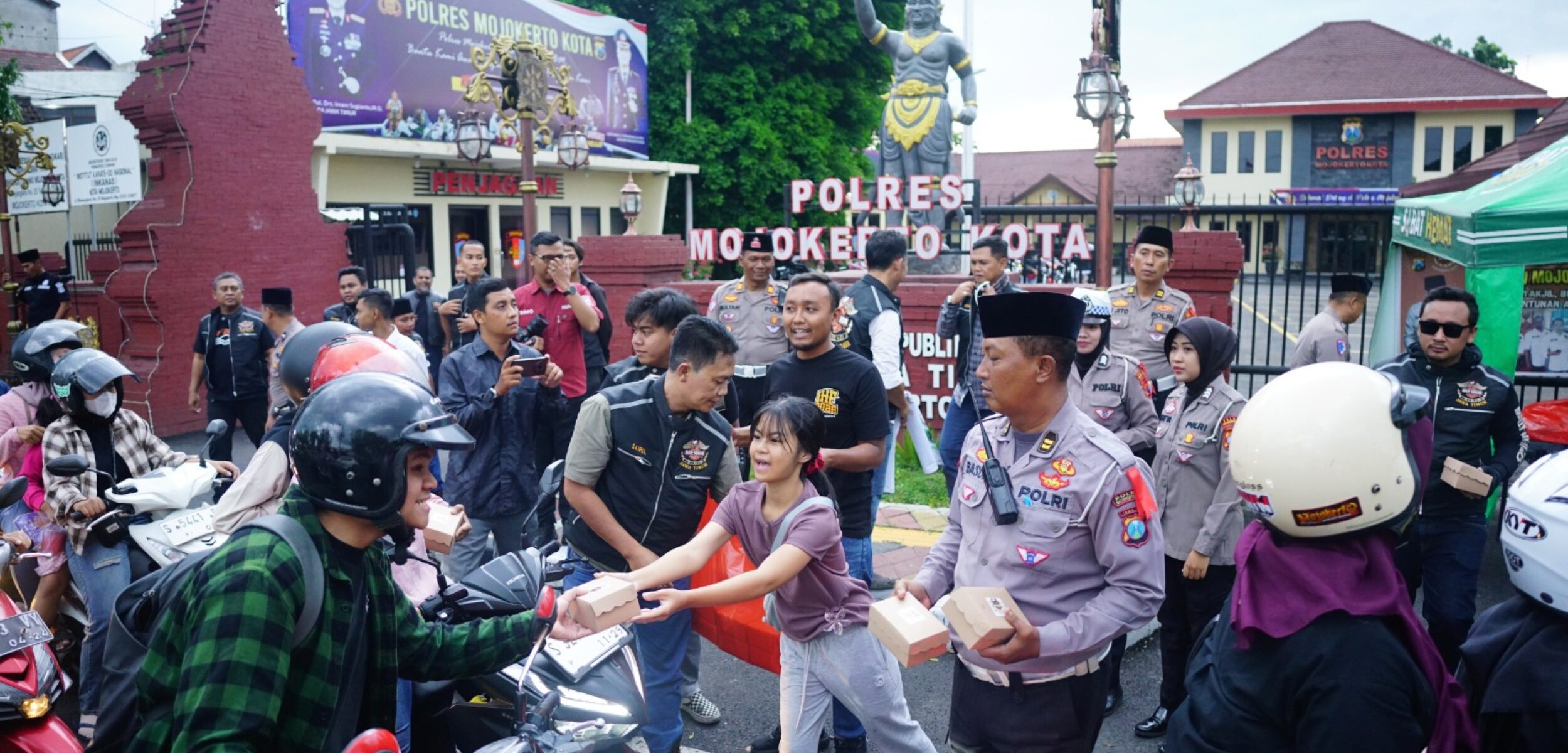 HDCI Mojokerto bersama Polres Mojokerto Kota membagikan takjil di depan Mapolres Mojokerto Kota, Jumat (21/3/2025) sore (Redaksi / Kabarterdepan.com)