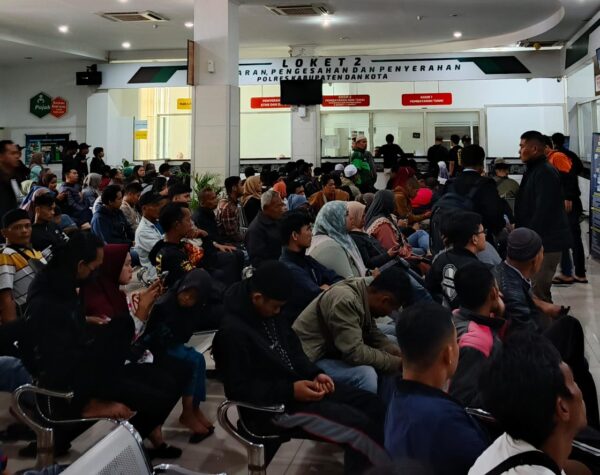 Warga Penuhi Samsat Cibadak Sukabumi Pasca Aturan Baru Gubernur Jawa Barat