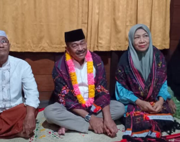 Ratusan Warga Gunung Baringin Sambut Bupati Saipullah di Kediamannya