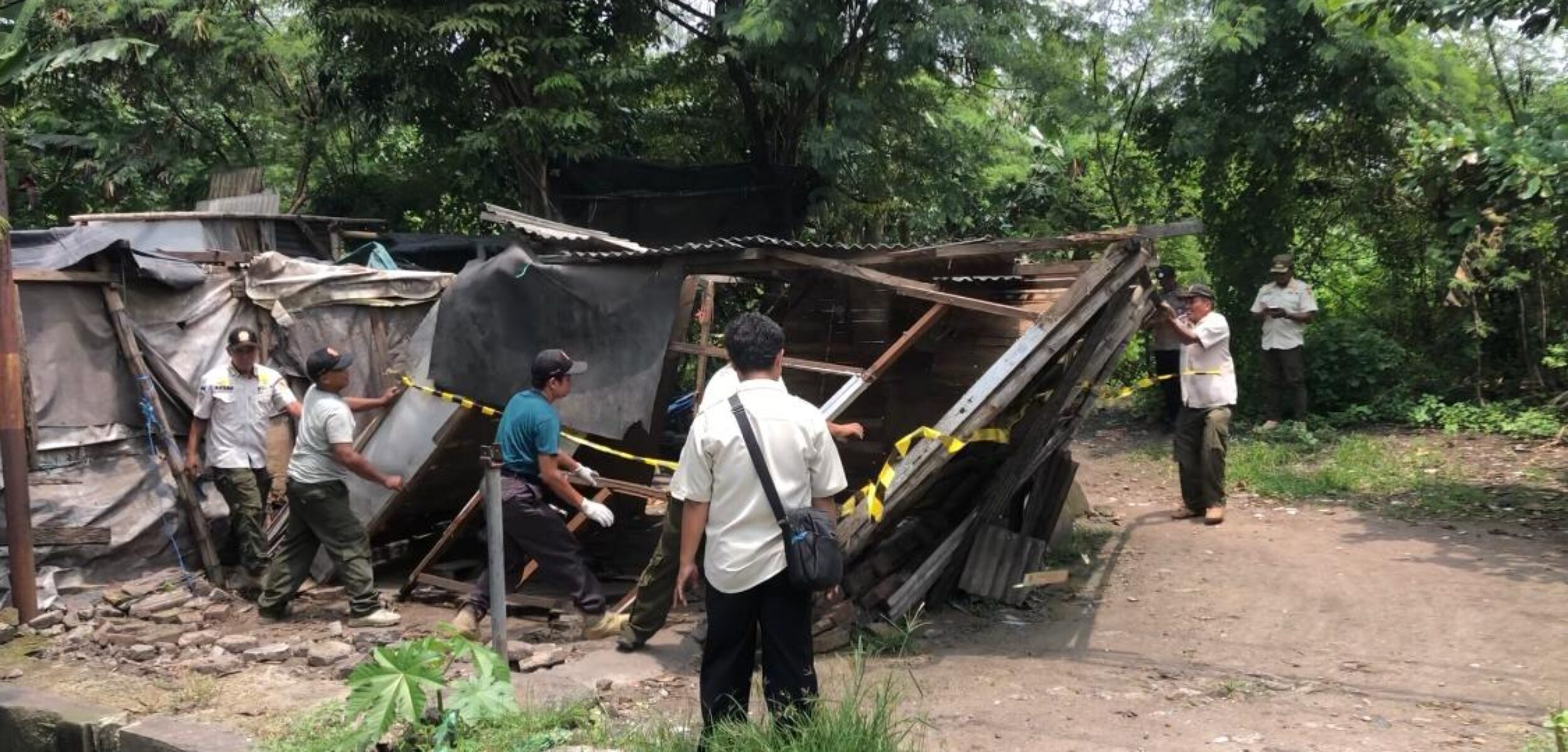 Satpol PP Mojokerto membongkar warung remang-remang di Punggung, Rabu (26/3/2025) pagi (Redaksi / Kabarterdepan.com) 