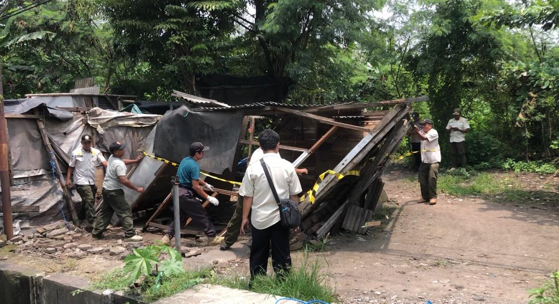 Satpol PP Mojokerto membongkar warung remang-remang di Punggung, Rabu (26/3/2025) pagi (Redaksi / Kabarterdepan.com) 