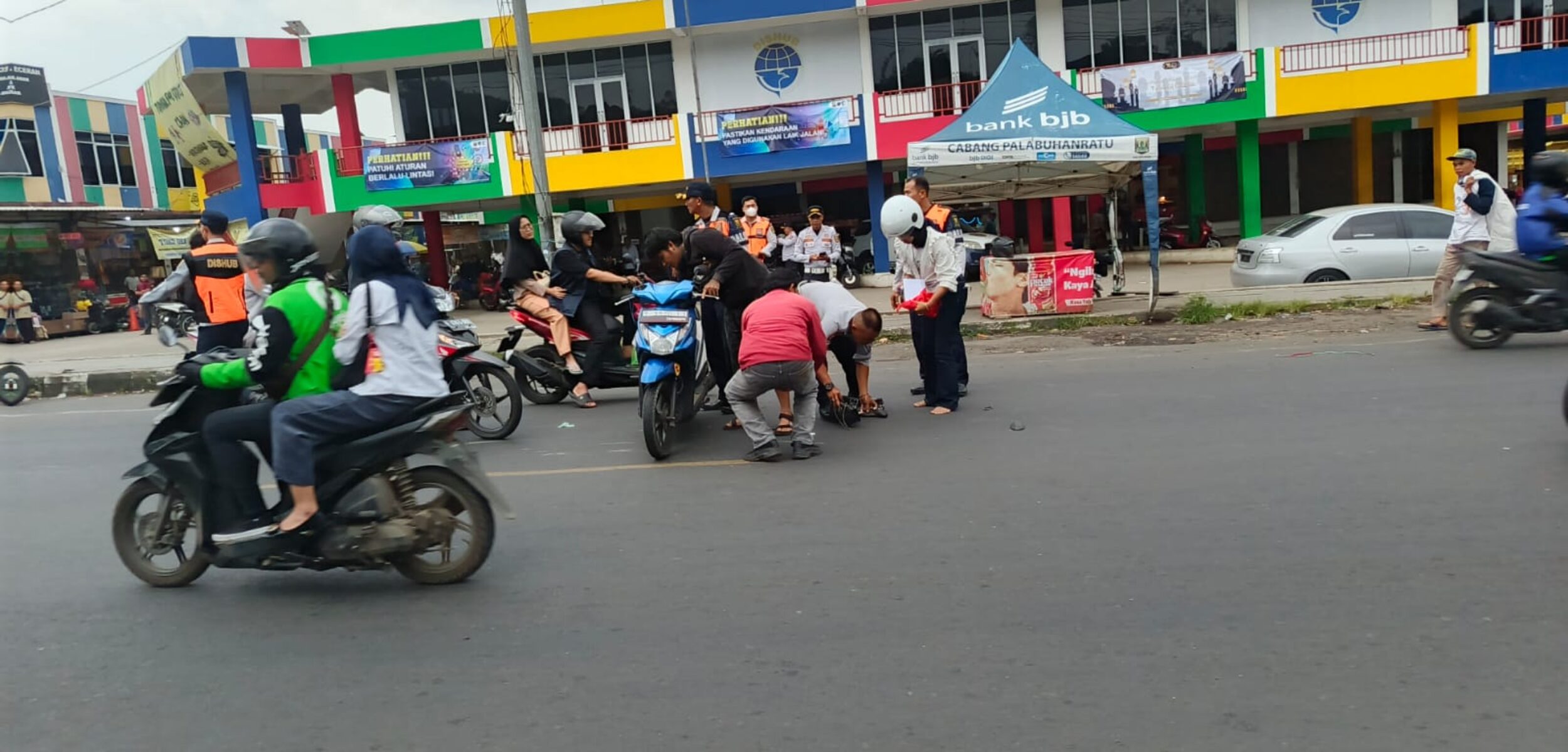Pengendara Motor Terpeleset di Jalan Raya Cibadak Sukabumi saat Hindari Penyeberang Jalan