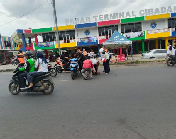 Pengendara Motor Terpeleset di Jalan Raya Cibadak Sukabumi saat Hindari Penyeberang Jalan